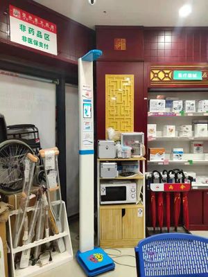 의료 센터 다국어 디스플레이와 함께 흰색 초음파 높이와 무게 척도