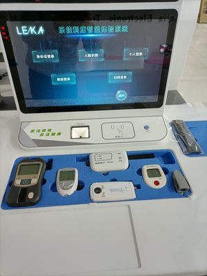 전체 신체 건강 검사 및 혈압 모니터링을 위한 HD LCD 스크린 텔레 메디싱 키오스크