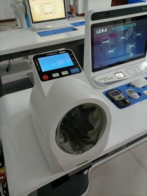 전체 신체 건강 검사 및 혈압 모니터링을 위한 HD LCD 스크린 텔레 메디싱 키오스크